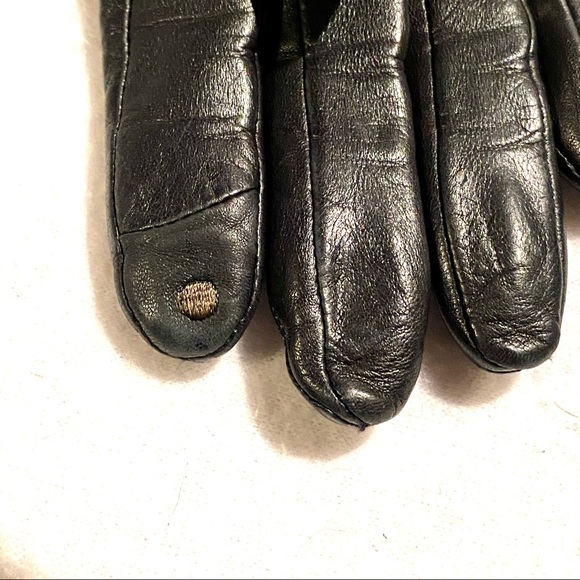 Ugg gloves too small from me. - Picture 2 of 7